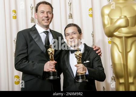 I migliori vincitori di cortometraggi animati per The Lost Thing, Andrew Ruhemann, Left, e Shaun Tan posa nella sala stampa in occasione degli Annual Academy Awards 83rd che si sono tenuti al Kodak Theatre il 27 febbraio 2011 a Hollywood, California. Foto di Francis Specker Foto Stock