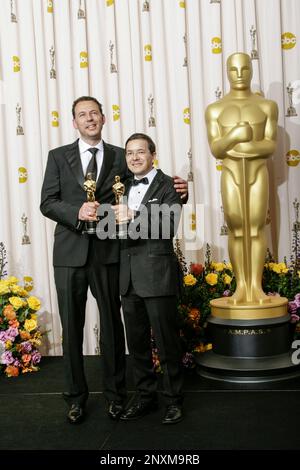 I migliori vincitori di cortometraggi animati per The Lost Thing, Andrew Ruhemann, Left, e Shaun Tan posa nella sala stampa in occasione degli Annual Academy Awards 83rd che si sono tenuti al Kodak Theatre il 27 febbraio 2011 a Hollywood, California. Foto di Francis Specker Foto Stock