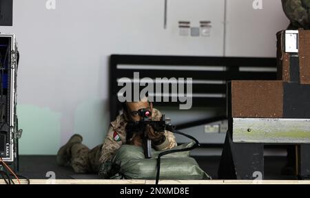 Una piccola coorte della Brigata Armorata del 15th, Kuwait Land Forces, guidata dal Colon. Al-Mekhyal, comandante, visita Camp Arifjan per praticare il tiro al Engagement Skills Trainer, un sistema simile a un videogioco per le abilità con le armi. Il col. Martin Wohlgemuth, comandante, Area Support Group - Kuwait, e il comando Sgt. Major Leon Black, NCOIC, ASG-KU, li ospitano spiegando il valore e il potenziale del sistema EST. Kuwait e soldati americani praticano la M9 pistola e il M4 fucile a Camp Arifjan, Kuwait, 26 gennaio 2023. Foto Stock