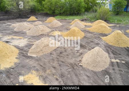 Cumuli di sabbia in un cantiere edile, vista aerea Foto Stock