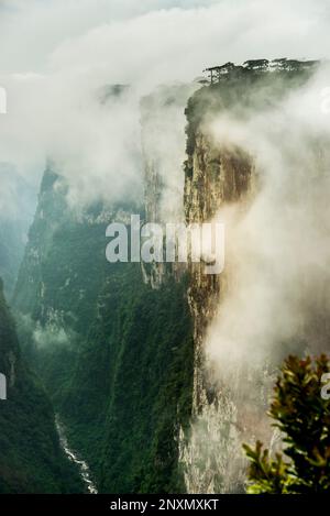 canyon di itaimbezinho visto dall'alto di giorno con molte nuvole - Brasile Foto Stock