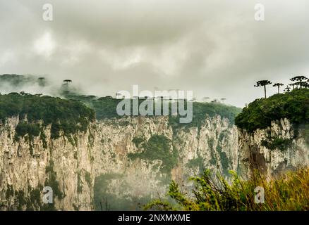 canyon di itaimbezinho visto dall'alto di giorno con molte nuvole - Brasile Foto Stock