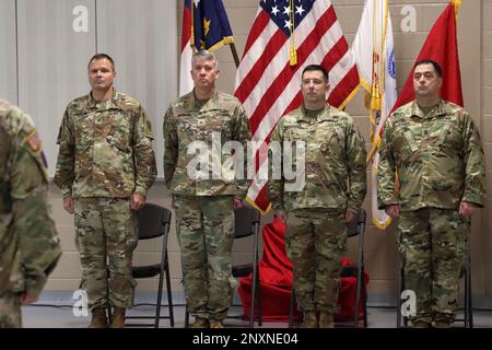 CLINTON, NC, la 30th squadra di combattimento della Brigata Armorata (ABCT) 'Old Hickory', il Colonnello in arrivo Paul Hollenack assume il comando di Brig. Il generale Charles Morrison, Guardia Nazionale dell'Esercito, durante la cerimonia del cambio di comando presso la sede centrale dell'ABCT del 30th il 21 gennaio 2023. Foto Stock