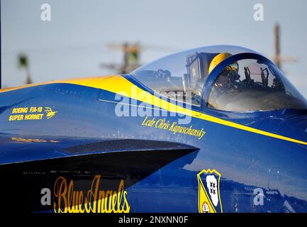 230118-N-KB563-1390 EL CENTRO, California (18 gennaio 2023) pilota di destra, Lt. CMdR. Chris Kapuschansky, assegnato agli Stati Uniti Dimostrazione di volo della Marina lo Squadrone, il Blue Alngels, si prepara per il decollo prima di un volo di addestramento sul Naval Air Facility (NAF) El Centro. I Blue Angels stanno attualmente conducendo un allenamento invernale al NAF El Centro, California, in preparazione della prossima stagione di spettacoli aerei 2023. Foto Stock