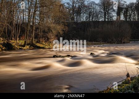 Fiume Don in inverno, lunga esposizione a Danestone, Aberdeen, Scozia, Regno Unito Foto Stock