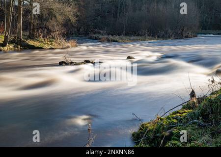 Fiume Don in inverno, lunga esposizione a Danestone, Aberdeen, Scozia, Regno Unito Foto Stock