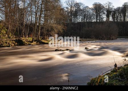 Fiume Don in inverno, lunga esposizione a Danestone, Aberdeen, Scozia, Regno Unito Foto Stock