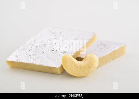 Kaju katli isolato su sfondo bianco, dolce indiano Foto Stock