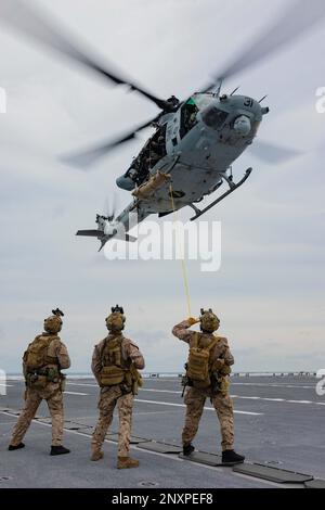 USS Miguel Keith, South China Sea (7 gennaio 2022) – USA Marine Corps Reconnaissance Marines assegnato a Reconnaissance Company, 13th Marine Expeditionary Unit, collegare un incidente simulato a una UH-1Y Venom, 7 gennaio. Le capacità di implementazione avanzata, risposta rapida e corpo navale e marino integrato ampliano le opzioni che il team del corpo navale e marino fornisce ai comandanti di forze congiunte. L'unità di spedizione marina del 13th è imbarcata sul Makin Island Amphibious Ready Group, composto da nave d'assalto anfibio USS Makin Island (LHD 8) e navi portuali da trasporto anfibie USS John P. Murtha (LPD 26) e US Foto Stock