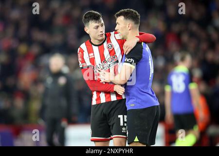 Anel Ahmedhodzic (a sinistra) degli Stati Uniti di Sheffield e Ivan Perisic di Tottenham Hotspur dopo il fischio finale nella partita di Fifth Round della Emirates fa Cup a Bramall Lane, Sheffield. Data immagine: Mercoledì 1 marzo 2023. Foto Stock