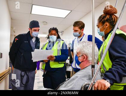 ANNAPOLIS, Md. (15 febbraio 2023) -- personale medico presso il Luminis Health Anne Arundel Medical Center, simula il trattamento dei pazienti in arrivo durante un esercizio di addestramento attivo sparatutto. Il trapano è stato condotto nell'ambito di Citadel Shield/Solid Curtain 2023, un esercizio annuale in due parti contro il terrorismo e la protezione della forza, progettato per testare l'efficacia dei programmi di preparazione e formazione degli impianti. Foto Stock