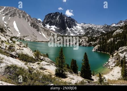 Tempio roccioso sopra il secondo lago nel nord Big Pine Creek nei pressi di drenaggio Palisades delle montagne della Sierra Nevada Foto Stock