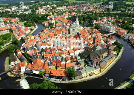 Vista della città vecchia dall'alto. Ceco Kromlov. Viaggio in euro. Città in Repubblica Ceca, attrazioni. Il mondo intorno a noi, bellissimo accanto. Cosa vedere in C. Foto Stock