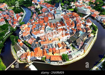 Vista della città vecchia dall'alto. Ceco Kromlov. Viaggio in euro. Città in Repubblica Ceca, attrazioni. Il mondo intorno a noi, bellissimo accanto. Cosa vedere in C. Foto Stock