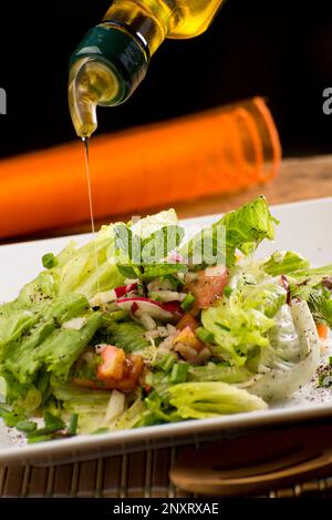 insalata araba con tessuto d'arancia e piatto bianco, pomodoro, cipolla, erba cipollina, prezzemolo, ravanello, menta, oliva, pollo. Foto Stock