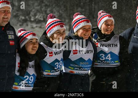 Planica, Slovenia. 01st Mar, 2023. Al secondo posto Maren Lundby di Norvegia e la sua squadra festeggiano durante lo Ski Jumping Individual Women HS 138 al FIS Nordic Sci World Championships di Planica. Credit: SOPA Images Limited/Alamy Live News Foto Stock