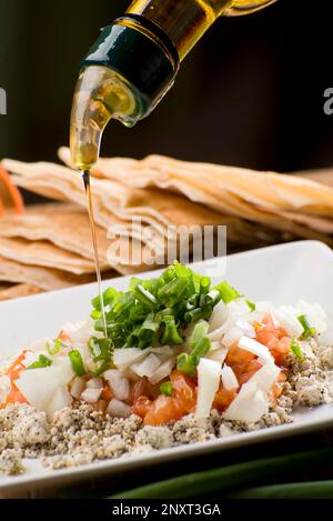 fatouch, pita pane, pomodoro, cipolla, erba cipollina, prezzemolo, ravanello, oliva e menta. Foto Stock