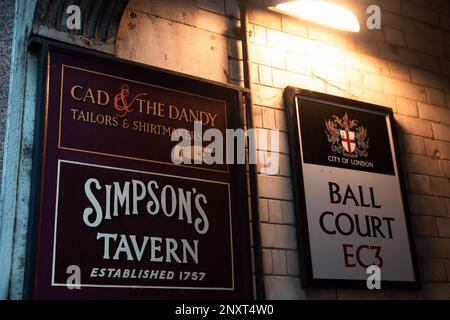 Londra, Regno Unito. 15th febbraio, 2023. Sulla Cornhill è raffigurato un cartello che indica la posizione della Simpson's Tavern, una scopataria di grado II fondata nel 1757. La storica sede con sede in città ha sfidato con successo un ordine di liquidazione e ora sta combattendo la perdita dei suoi locali che sono stati chiusi dall'agente del proprietario nell'ottobre 2022 a causa di arretrati di affitto accumulati durante la pandemia del Covid-19. Credit: Notizie dal vivo di Mark Kerrison/Alamy Foto Stock