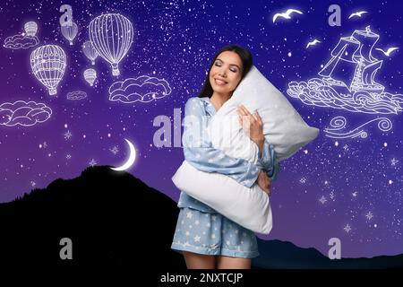 Bella donna asiatica con cuscino sognando di viaggio, notte cielo stellato sullo sfondo Foto Stock