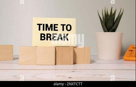 Time to Break testo scritto sulla pagina del notebook, matita a destra. Immagine del concetto motivazionale. Foto Stock