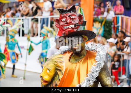 02.04.2023 Carnevale annuale di Punta Cana, Repubblica Dominicana. hombre en traje de carnaval Foto Stock