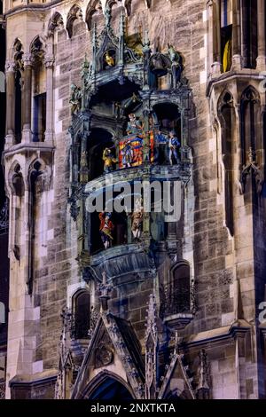 Il nuovo municipio (Neues Rathaus) su Marienplatz con il famoso glockenspiel Foto Stock