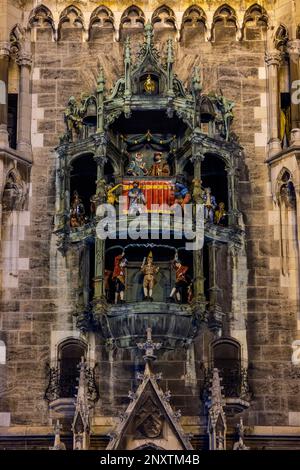 Il nuovo municipio (Neues Rathaus) su Marienplatz con il famoso glockenspiel Foto Stock