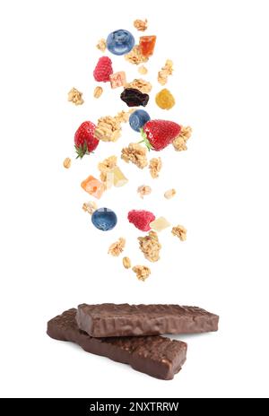 Saporite barrette di proteine glassate al cioccolato e granola con bacche che cadono su fondo bianco Foto Stock