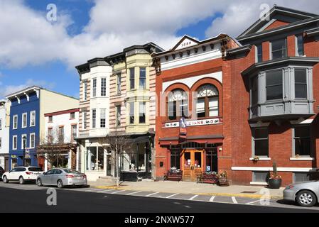 HUDSON, NEW YORK - 24 FEB 2023: Negozi in Warren Street nel centro di Hudson. Foto Stock