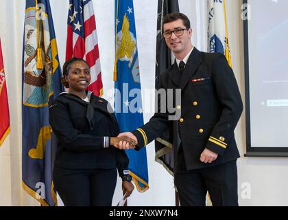 YOKOSUKA, Giappone (30 gennaio 2023) — Specialista del personale 3rd Classe Adeyosola Boboye riceve un certificato di naturalizzazione dal Lt. j.g. Evan Draim, il giudice di assistenza legale Advocate for Region Legal Service Office (RLSO) Western Pacific, durante una cerimonia di naturalizzazione dei servizi di cittadinanza e immigrazione degli Stati Uniti, ospitata da RLSO Western Pacific al C2 Auditorium a bordo Commander, Fleet Activities Yokosuka (CFAY). Per più di 75 anni, CFAY ha fornito, mantenuto e gestito strutture e servizi di base a sostegno delle forze navali della flotta statunitense 7th, tenant com Foto Stock