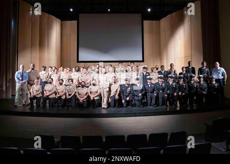 CHICAGO (20 gennaio 2023) Rear ADM. Jennifer Couture, comandante, Naval Service Training Command (NSTC) (centro), si pone per una foto con i cadetti e la leadership George Westinghouse College Prep High School Navy Junior Reserve Officers Training Corps (NJROTC) come parte di una visita al sito NJROTC, gennaio 20. Couture e il suo staff NSTC, con sede presso la Naval Station Great Lakes, Ill., supervisionano il programma NJROTC, composto da più di 600 unità in tutti gli Stati Uniti. Foto Stock