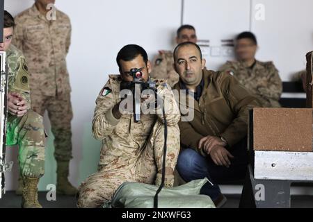 Una piccola coorte della Brigata Armorata del 15th, Kuwait Land Forces, guidata dal Colon. Al-Mekhyal, comandante, visita Camp Arifjan per praticare il tiro al Engagement Skills Trainer, un sistema simile a un videogioco per le abilità con le armi. Il col. Martin Wohlgemuth, comandante, Area Support Group - Kuwait, e il comando Sgt. Major Leon Black, NCOIC, ASG-KU, li ospitano spiegando il valore e il potenziale del sistema EST. Kuwait e soldati americani praticano la M9 pistola e il M4 fucile a Camp Arifjan, Kuwait, 26 gennaio 2023. Foto Stock