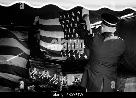 I membri della squadra degli onori funebri della Guardia Nazionale dell'Iowa hanno piegato una bandiera americana durante un servizio commemorativo per il personale Sgt. David Mosinski al cimitero di Saint Mary a Wilton, Iowa, il 16 gennaio 2023. Mosinski è morto in un incidente stradale il 8 gennaio. Ha servito nella Guardia Nazionale dell'Esercito dell'Iowa come meccanico di veicoli gommati con la 3654th Supply Maintenance Company e ha recentemente raggiunto 20 anni di servizio nel suo stato e paese. Foto Stock