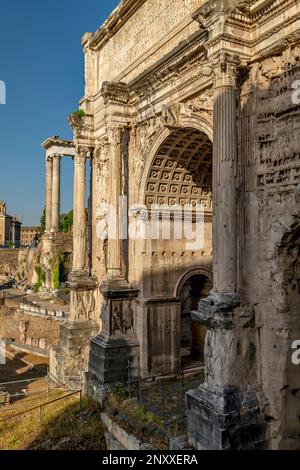 L'arco trionfale di Settimio Severo (Arco di Settimio Severo), Foro Romano, Roma, Italia. Foto Stock