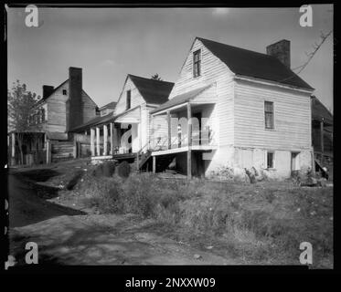 Case non identificate, Buckingham, Buckingham County, Virginia. Carnegie Survey of the Architecture of the South. Stati Uniti Virginia Buckingham County Buckingham, Porches, Clapboard siding, Houses. Foto Stock