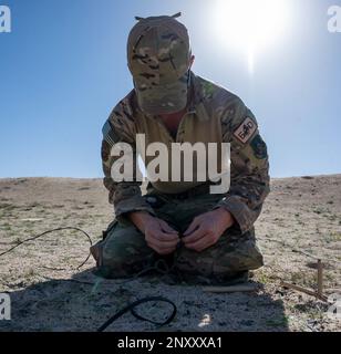 STATI UNITI Air Force Senior Airman Skylar Ackley, un ingegnere civile di spedizione 386th Squadron, tecnico per lo smaltimento di ordigni esplosivi, prepara i fili agli esplosivi per l'addestramento EOD alla Dawkins Range, Kuwait, 3 febbraio 2023. I tecnici EOD proteggono il personale, le risorse e l'ambiente dagli effetti dei rischi esplosivi, rendendo il team vitale per operazioni di combattimento sicure. Foto Stock