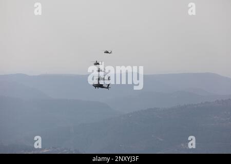 AH-64 Apache Helicopters attaccati alla Brigata dell'Aviazione di combattimento 36th e dalla forza di difesa israeliana, si muovono per impegnare gli obiettivi durante l'esercizio Juniper Oak 23. Gli elicotteri stavano volando su una gamma di fuoco vivo allestita nel Mar Mediterraneo in coordinamento con gli Stati Uniti e la Marina israeliana per dimostrare l'impegno degli Stati Uniti per la sicurezza di Israele e rafforzare l'interoperabilità delle forze statunitensi e israeliane Foto Stock