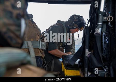 MARE DELLA CINA DEL SUD (4 GENNAIO 2023) - STATI UNITI Seth Yarbro, un capo dell'equipaggio di Venom UH-1Y con Marine Medium Tiltrotor Squadron (VMM) 362 (Rein.), 13th Marine Expeditionary Unit, prepara la cabina della sua Venom UH-1Y per un'evacuazione medica a bordo di un molo di trasporto anfibio USS Anchorage (LPD 23), 4 gennaio. La mobilità e la sostenibilità fornite dalle piattaforme anfibie consentono al team Navy-Marine Corps di ampliare la portata delle nostre capacità. 7th Fleet è la flotta statunitense La più grande flotta numerata distribuita in avanti della Marina, interagisce e opera regolarmente con gli alleati e i partner per mantenere una f Foto Stock