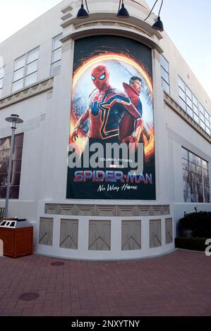 Un poster che promuove un film Spider-Man sul lotto dei Sony Studios di Culver City, California. Foto Stock