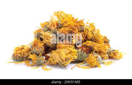 Mucchio di fiori secchi di calendula su sfondo bianco Foto Stock