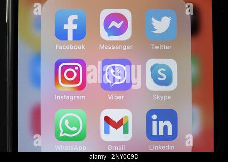 MYKOLAIV, UCRAINA - 09 AGOSTO 2021: Smartphone con icone delle app dei social media sullo schermo, primo piano Foto Stock