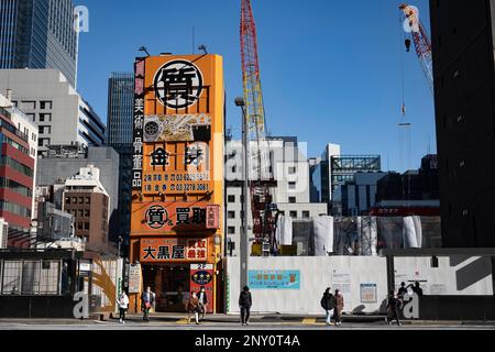 Tokyo, Giappone. 28th Feb, 2023. Un vecchio edificio di Yaesu in attesa di sopravvivenza circondato da un importante progetto di sviluppo immobiliare commerciale attualmente in costruzione.Stazione di Tokyo (Æ±äº¬é§…) È uno storico hub di trasporto in Giappone, che serve come terminal per shinkansen e treni locali. È anche una destinazione per lo shopping e i ristoranti, con ristoranti, boutique e un hotel nel suo edificio principale in mattoni ristrutturato. Shinkansen (Æ-°å¹¹ç·š) è la rete di treni ad alta velocità giapponese che collega le principali città. Noto per velocità, efficienza e comfort, è uno dei più affollati e più Foto Stock