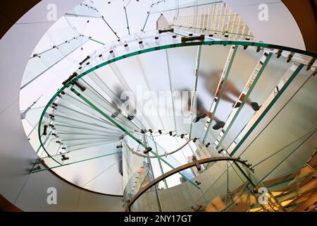 Moderna scala di vetro silhouette di persone a piedi in Shanghai cina. Foto Stock