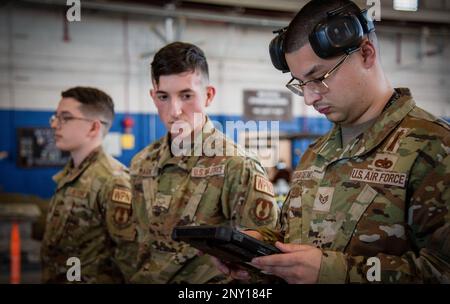 I militari aspettano il personale Sgt. Camilo Idarraga Castano, 96th Aircraft Maintenance Squadron Red Team, per cancellare la sua lista di controllo digitale. Due squadre hanno gareggiato per vedere chi poteva caricare una GBU-38 e una AIM-9 sul loro jet il più veloce e con il minor numero di errori. Il vincitore è stato nominato 96th Test Wing Weapons Load Crew del trimestre. Foto Stock