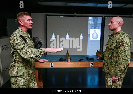 GREAT LAKES, Ill. (23 febbraio 2023) il Capo della forza Jason Knupp, a sinistra, di stanza con Naval Surface Force Atlantic, discute l'addestramento di livello di adesione con Gunner's Mate 1st Class Jimmie D. Owens, un istruttore al comando di addestramento dei sistemi di combattimento di superficie Great Lakes, Nel simulatore MILO presso la Gunner's Mate 'A' School durante una visita ai siti di addestramento per l'accesso alla Stazione Navale dei grandi Laghi. La visita includeva strutture turistiche e ingaggiate con i marinai nelle scuole NETC per la guerra di superficie, i sistemi di combattimento e la difesa contro gli incidenti a bordo, tra cui l'osservazione delle ultime novità in materia di metodi di addestramento modernizzati per Foto Stock