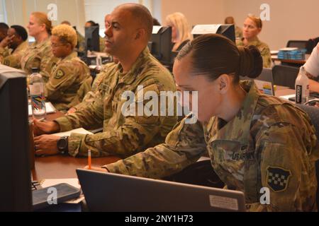 FORTE BELVOIR, Va. – Gli Army Retirement Services Officers (RSO) con la Guardia Nazionale dell'Armata hanno seguito un corso di certificazione qui dal 13 al 17 febbraio. Gli argomenti trattati includono tutto, dalla retribuzione ritirata al sito Web MyArmyBenefits, al piano di previdenza Survivor e al calcolo dei punti di previdenza militari. Foto Stock