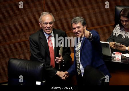 Città del Messico, Messico. 1st Mar, 2023. Il coordinatore del Movimiento de Regeneracion Nacional Party, Ricardo Monreal con il premiato ingegnere Juan Manuel Espinosa Aranda, creatore del ''Seismic Alert'' nel 1986 presso il Centro di registrazione e strumentazione sismico, durante il suo riconoscimento al Senato di Città del Messico, Messico. Il 1 marzo 2023 a Città del Messico, Messico (Credit Image: © Luis Barron/eyepix via ZUMA Press Wire) SOLO PER USO EDITORIALE! Non per USO commerciale! Credit: ZUMA Press, Inc./Alamy Live News Foto Stock