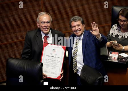 Città del Messico, Messico. 1st Mar, 2023. Il coordinatore del Movimiento de Regeneracion Nacional Party, Ricardo Monreal con il premiato ingegnere Juan Manuel Espinosa Aranda, creatore del ''Seismic Alert'' nel 1986 presso il Centro di registrazione e strumentazione sismico, durante il suo riconoscimento al Senato di Città del Messico, Messico. Il 1 marzo 2023 a Città del Messico, Messico (Credit Image: © Luis Barron/eyepix via ZUMA Press Wire) SOLO PER USO EDITORIALE! Non per USO commerciale! Credit: ZUMA Press, Inc./Alamy Live News Foto Stock