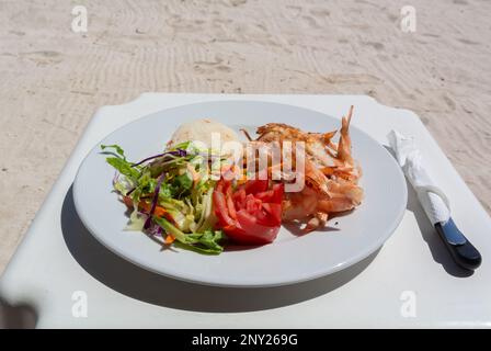 Mahahual, Quintana Roo, Messico, Un piatto bianco con gamberi alla griglia in un ristorante di Beach club Foto Stock