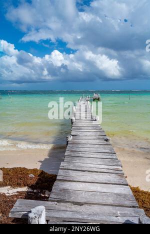 Mahahual, Quintana Roo, Messico, Un molo sulla spiaggia di Mahahual con sargassum che danneggiano la costa maya. Foto Stock